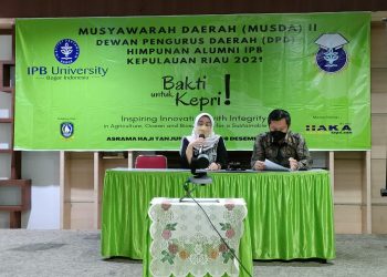 Ketua Himpunan Alumni IPB, Rika azmi (kiri) bersama Sekretaris, Zulhidayat, yang terpilih secara aklamasi, f : ist