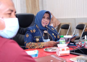 Walikota Tanjungpinang, Rahma saat memimpin Rapat dengan Satgas Pangan, f : ist