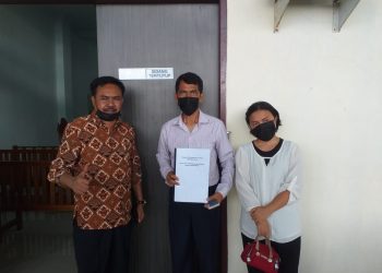 Budiman Matua (tengah) bersama Tokoh Masyarakat Kepri, Ruslan Kasbulatov dan satu orang lainnya saat berada di PN Tanjungpinang, f : mael/detak.media