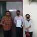 Budiman Matua (tengah) bersama Tokoh Masyarakat Kepri, Ruslan Kasbulatov dan satu orang lainnya saat berada di PN Tanjungpinang, f : mael/detak.media