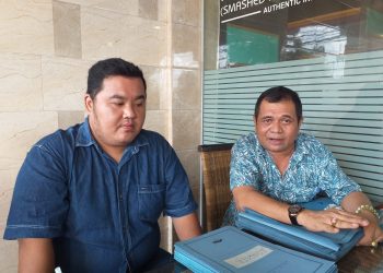 Kuasa Hukum Welingna, Iwan Kurniawan (kanan) bersama Suami Welingna, f : Mael/detak.media