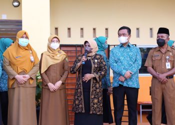 Walikota Tanjungpinang, Rahma bersama Ketua TP PKK, Agung Wira Darma saat meninjau vaksinasi anak di SD 011 Tanjungpinang Timur, f : ist