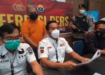 Kasat Reskrim Polres Tanjungpinang, AKP Awal Sya'ban Harahap (tengah) didampingi Kaur Bin Ops Reskrim, Iptu Gayuh (kiri), dan Kasi Humas, AKP Suprihadi (kanan) saat konfrensi pers di Mapolres setempat, f : Mael/detak.media