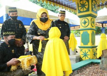 Walikota Tanjungpinang saat ziarah makam di Pulau Penyengat, f : ist