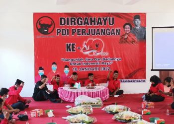 Pengurus dan anggota Partai PDI Peruangan Kota Blitar saat merayakan Ulang Tahun ke 46 Tahun, f : Dani E S/detak.media