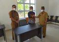 Agung Wiradharma (tengah) saat menyerahkan bantuan furniture untuk gedung PGRI Tanjungpinang, f : ist