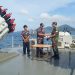 Serah terima nelayan yang ditemukan terombang ambing di tengah laut, dari Komandan KRI Kapitan Pattimura-371 kepada Komandan Lanal Ranai, f : Zaki/Detak.media