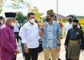 Memperkraf, Sandiaga Salahuddin Uno (pakai tanjak) bersama Gubernur Kepri, Ansar Ahmad saat berada di Pulau Penyengat, f : ist