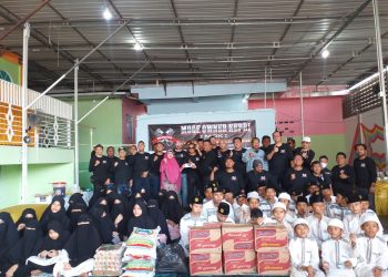 Komunitas MOK saat foto bersama dengan anak-anak di Panti Asuhan Ummi Al-Fitrah, f : Mael/Detak.media