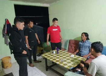 Satreskrim Tanjungpinang saat mengamankan, Amran, f : ist