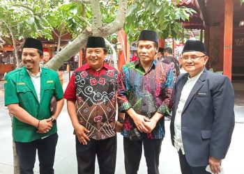 Ketua DPRD Kabupaten Blitar, Suwito (dua dari kanan), bersama pengurus Ansor dan Koperasi, f : Dani ES/detak.media