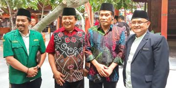 Ketua DPRD Kabupaten Blitar, Suwito (dua dari kanan), bersama pengurus Ansor dan Koperasi, f : Dani ES/detak.media