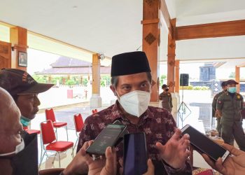 Ketua DPRD Kabupaten Blitar, Suwito Saren saat diwawancarai media, f : Dani ES/detak.media