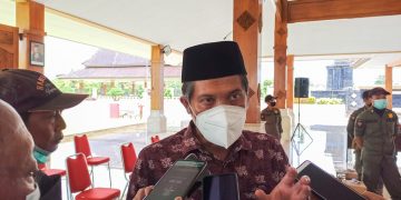 Ketua DPRD Kabupaten Blitar, Suwito Saren saat diwawancarai media, f : Dani ES/detak.media