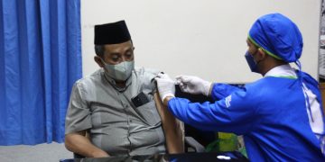 Salah seorang anggota DPRD Kabupaten Blitar saat melakukan Vaksinasi Booster, f : Dani ES/detak.media