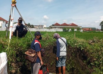 Arkeolog BPCB Trowulan saat menggali sawah yang dibawahnya terdapat struktur tumpukan bata merah, f : Dani elang Sakti/detak.media