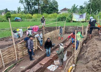 Tim Arkeologi BPCB Jatim saat menemukan temuan Dinasti Song Yuan di Persawahan Karang Tengah, Kota Blitar, f : Dani ES/detak.media