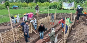 Tim Arkeologi BPCB Jatim saat menemukan temuan Dinasti Song Yuan di Persawahan Karang Tengah, Kota Blitar, f : Dani ES/detak.media