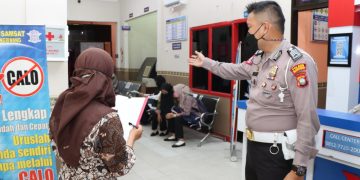 Anggota Satlantas Polresta Tanjungpinang saat mendampingi Tim Puslitbang Polri yang sedang melakukan penelitian tingkat kepuasan masyarakat terhadap polisi, f : ist