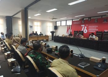 DPRD Kabupaten Blitar saat Rapat Dengar Pendapat dengan Kepala Desa dan masyarakat, f : Dani Elang Sakti/detak.media