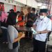 Walikota Blitar, Santoso saat membagikan minyak goreng dan masker kepada warga, f : Dane ES/detak.media