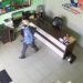 Pencuri saat terekam cctv, f : ist