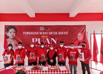 Anggota DPR RI Sri Rahayu (krudung merah tengah) saat foto bersama dengan kader PDIP, dalam kegiatan pembagian beras, f : Dani Elang Sakti/detak.media