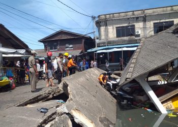 Suasana di Pasar Baru Tanjungpinang yang ambruk, terlihat warga saat mengangkat motor dari laut, f : Mael/detak.media