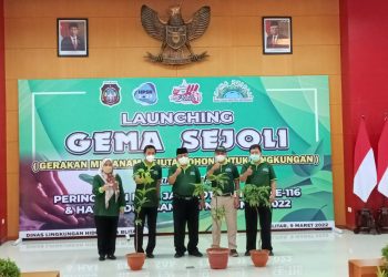 Walikota Blitar, Santoso (tengah) bersama penggiat lingkungan melaunching program Gema Sejoli, f : Dani Elang Sakti /detak.media