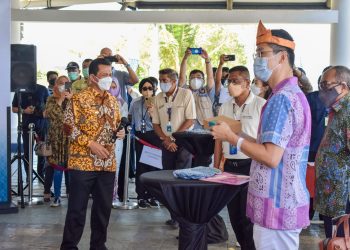 Gubernur Kepri, Ansar Ahmad saat menerima kunjungan pertama Wisman asal Singapura di Lagoi, Binta, foto : ist