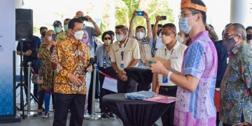 Gubernur Kepri, Ansar Ahmad saat menerima kunjungan pertama Wisman asal Singapura di Lagoi, Binta, foto : ist