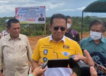 Ketua MPR RI, Bambang Soesatyo didampingi Gubernur Kepri, Ansar Ahmad saat berada di Landing Point Jembatan Babin, foto : ist