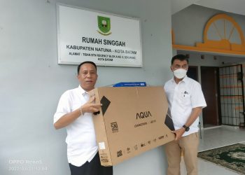 Wan siswandi menyerahkan beberapa perlengkapan serta fasilitas di rumah singgah ,(foto : Ist /DM)