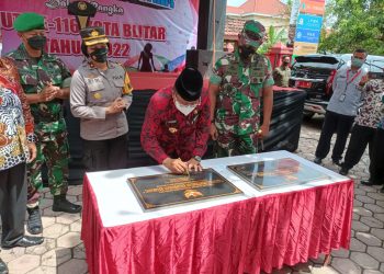 Walikota Blitar, Santoso, saat tandatangani batu prasasti Kampung Pancasila di Kelurahan Rembang, foto : Dani ES/detak.media