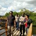 Bupati Natuna jelajah wisata hutan mangrove Pering yang dibangun seluas 1.015 meter (foto : Zaki/DM)