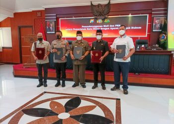 Walikota Blitar, Santoso (tengah) saat foto bersama dengan Kapolres Blitar dan Kajari (baju putih), setelah penandatanganan MoU, foto : Dani ES/detak.media