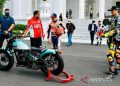 Presiden Joko Widodo berbincang dengan pembalap MotoGP Marc Marquez di Istana Kepresidenan, Jakarta, Rabu (16/3/2022). ANTARA/HO-Biro Pers Setpres/Laily Rachev/am.