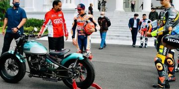 Presiden Joko Widodo berbincang dengan pembalap MotoGP Marc Marquez di Istana Kepresidenan, Jakarta, Rabu (16/3/2022). ANTARA/HO-Biro Pers Setpres/Laily Rachev/am.