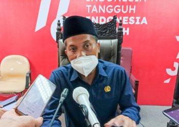 Ketua DPRD Kabupaten Blitar, Suwito saat sedang diwawancarai seusai rapat paripurna,foto : Dani ES/Detak.media