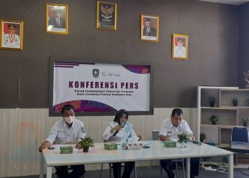 Kepala Bidang (Kabid) Pengembangan Pemasaran Dinas Pariwisata (Dispar) Kepri, Afitri Susanti (tengah) bersama Sekretaris Dispar, Zulkifli (kanan) saat menggelar Konfrensi pers, foto : detak.media