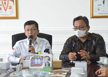 Kadis Kominfo Kepri, Hasan bersama Ketua KPID Kepri, Hengky Mohari saat Rapat Koordinasi, foto : ist