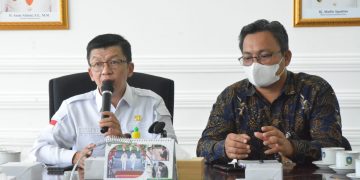 Kadis Kominfo Kepri, Hasan bersama Ketua KPID Kepri, Hengky Mohari saat Rapat Koordinasi, foto : ist