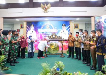 Wakil Gubernur Kepri, Marlin Agustina saat memukul gong tanda dimulainya Musrenbang Kota Tanjungpinang, foto : ist