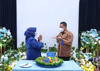 Walikota Tanjungpinang, Rahma menerima potongan tumpeng dari Kepala BNNK Tanjungpinang, foto : ist