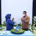 Walikota Tanjungpinang, Rahma menerima potongan tumpeng dari Kepala BNNK Tanjungpinang, foto : ist