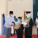 Sekda Natuna, Boy Wijanarko memberikan piagam penghargaan bagi santri TPQ (foto : Ist/DM)