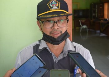 Sekertaris Disperindag Kabupaten Blitar, Untoro Dwipurnomo, saat sedang di wawancarai.