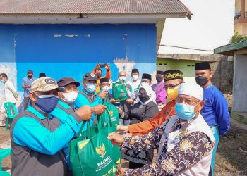 Walikota Tanjungpinang, Rahma saat membagikan zakat bersama Baznas, foto : ist