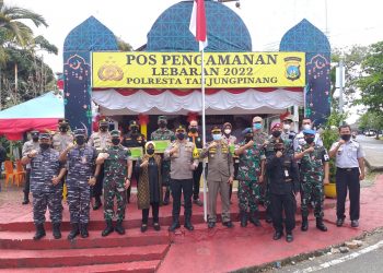 Walikota dan Kapolresta Tanjungpinang saat meninjau kesiapan Pos Pengamanan Lebaran 2022, foto : Mael/detak.media