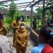 Bupati Blitar, Rini Syarifah saat meninjau rumah Mbah Miseni, yang roboh pasca terkena puting beliung, foto : Dani ES/Detak.media